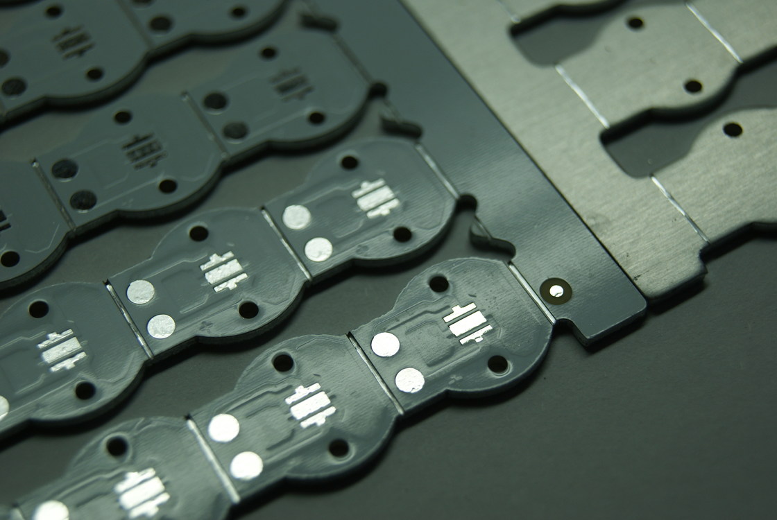 برد مدار چاپی فلزی با هدایت حرارتی بالا با سیلک اسکرین سفید و پل سیلک اسکرین 0.1 میلی متری برای مدیریت حرارتی