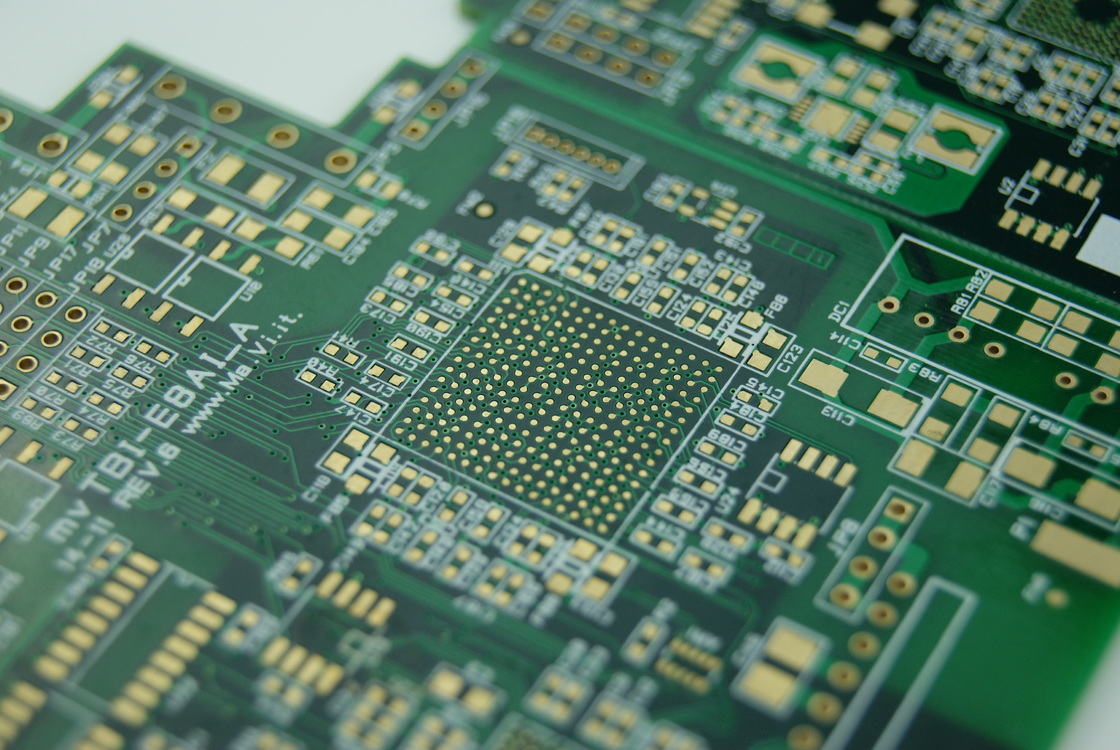 صفحه PCB چند لایه 1.6mm ضخامت سطح نصب تکنولوژی و soldermask سبز برای عملکرد برتر